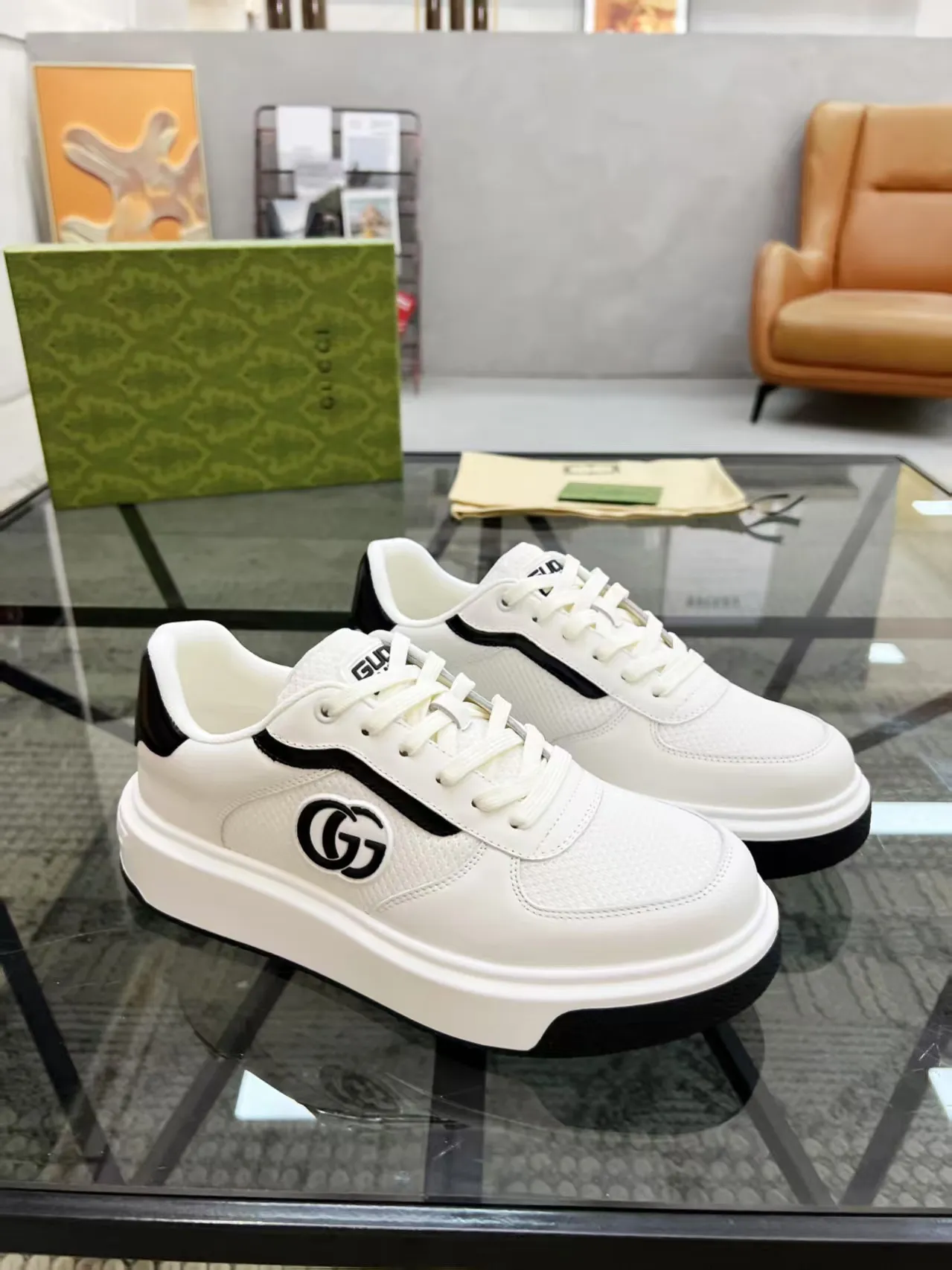 Factory price: 460💰Gucci new men's shoes GUCCI [Lightning] latest shoes are shipped. Original quality, fashionable, made of special materials, sheepskin lining, brand new packaging. The foot feels super comfortable and the workmanship is impeccable. Size: 38-45